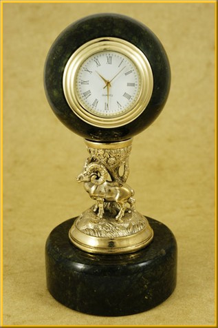 Часы в шаре на подставке "Овен"